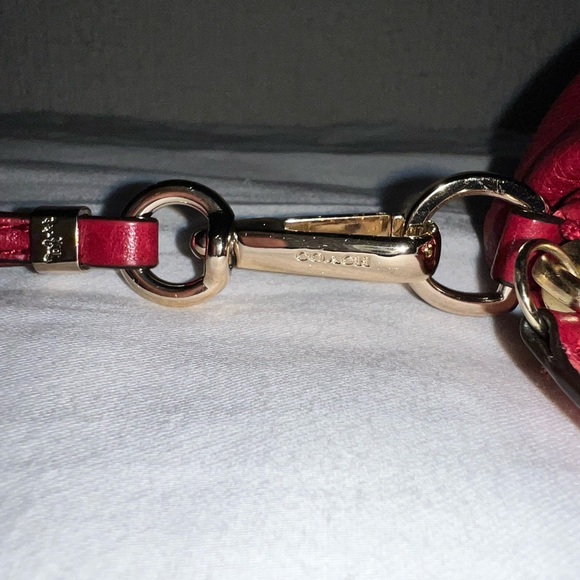 Vintage! Coach wristlet in deep red with gold hardware - Picture 9 of 9